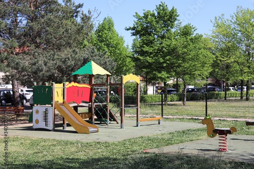 Jeux extérieurs pour enfants au parc Bourlione à Corbas - Ville de Corbas - Département du Rhône - France