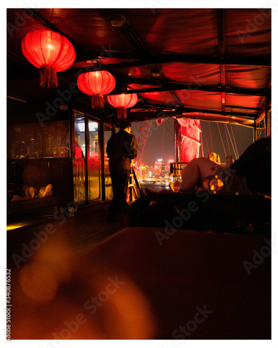 Canvas Print Hong kong red lanterns on boat