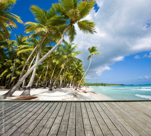 Empty wooden platform besid...