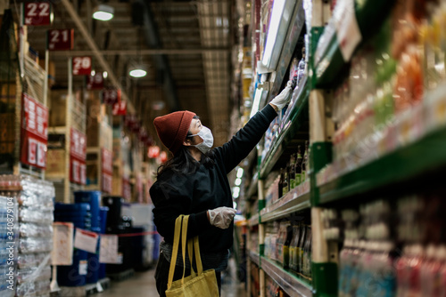 Woman hoarding food during coronavirus pandemic © Rawpixel.com