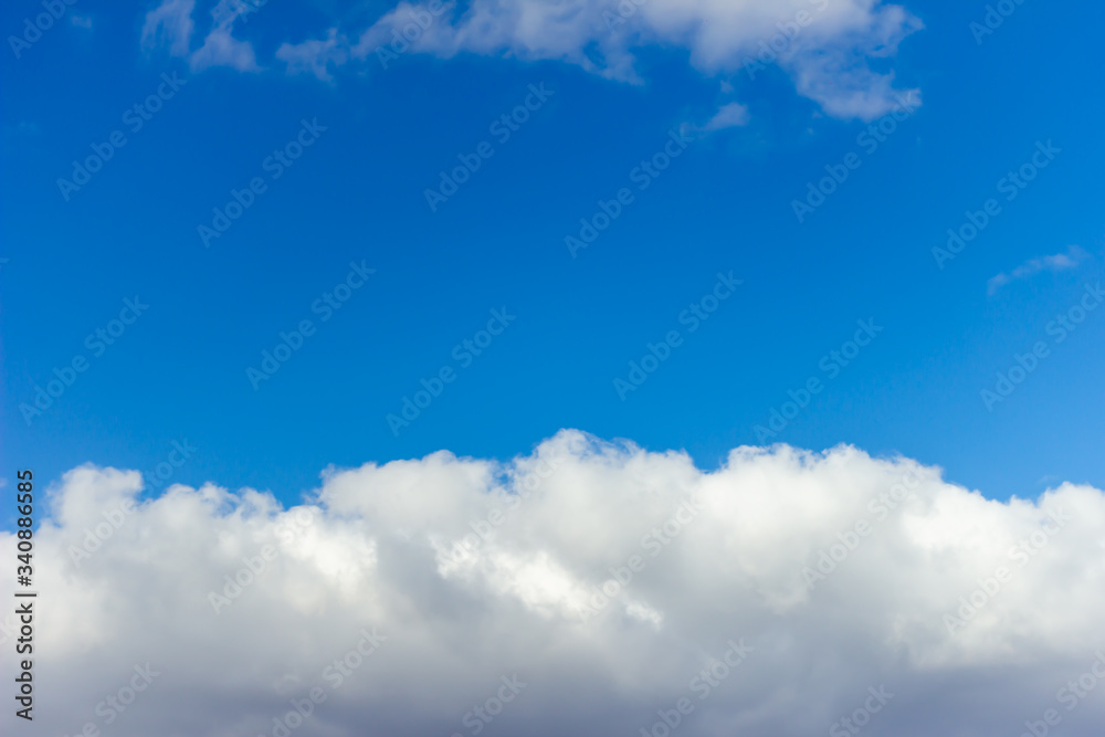 Fototapeta premium Sky background with the fluffy white clouds