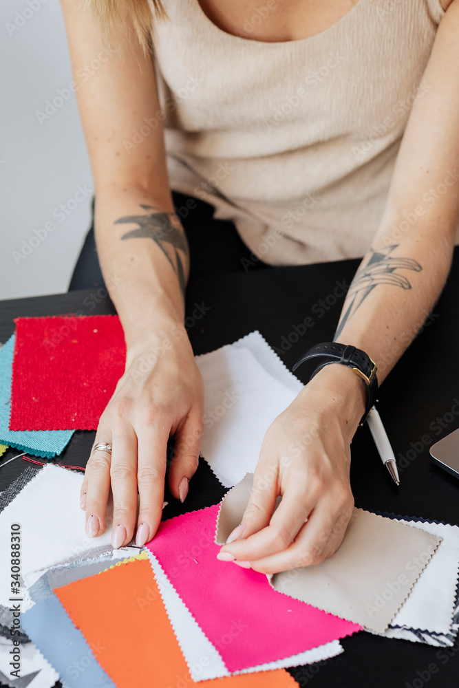 Obraz premium Designer with fabric samples