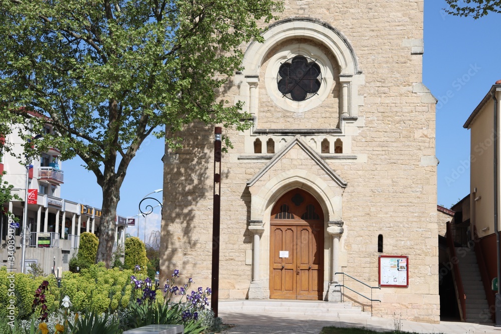 Eglise Saint Jacques de Corbas vue de l'extérieur - Ville de Corbas - Département du Rhône - France
