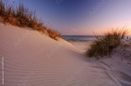 Wydmy na wybrzeżu Morza Bałtyckiego,plaża w Dźwirzynie o wschodzie słońca.