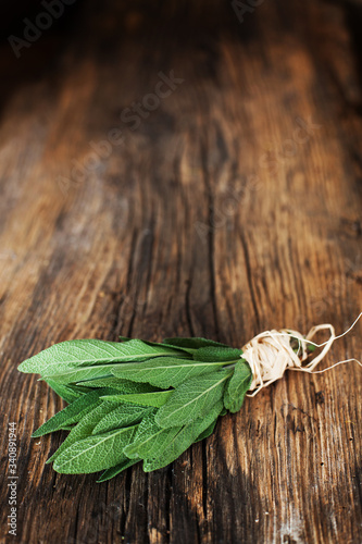 Obraz na płótnie sage- bunch applies herbs on a wooden table - background w salonie