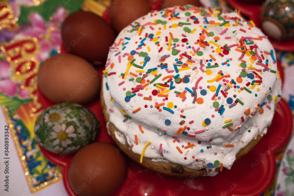 Easter cakes, Easter cake, cake with raisins and colored glaze Easter cakes, Easter cake, cake with raisins and colored glaze