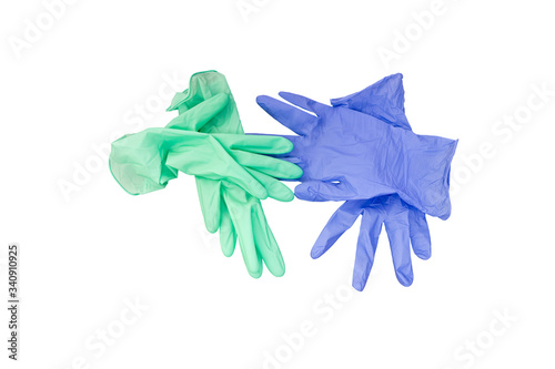 Medizinische Latexhandschuhe in mint und blau auf weißem Hintergrund.