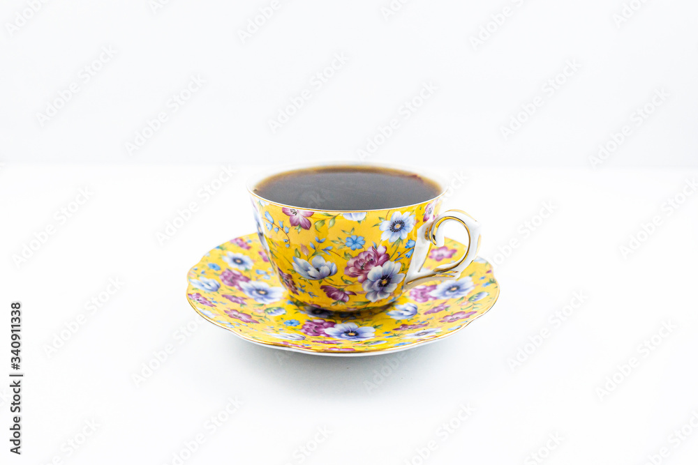 Obraz premium Tea cup with tea inside on the white table