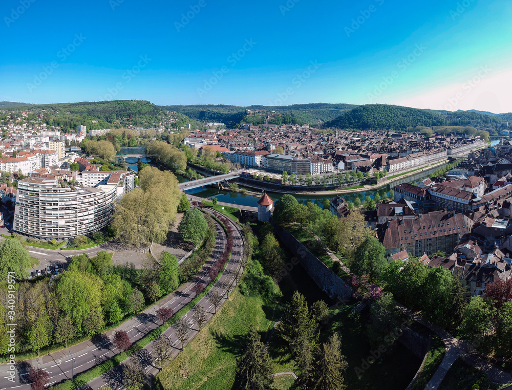Vue aérienne du centre ville de Besançon depuis le quartier Battant