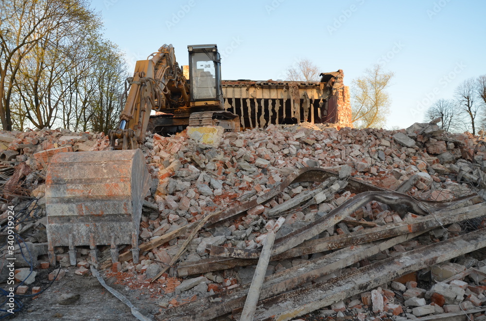 Fototapeta premium nalot , po bombach , ,gruzowisko , wyburzanie budynków , ,kataklizm , wojna ,po bombie , wyrwa , gruzowisko , po spaleniu ,, nalot , po bombie , kino Staszów , bombardowanie ,wyburzanie koparką
