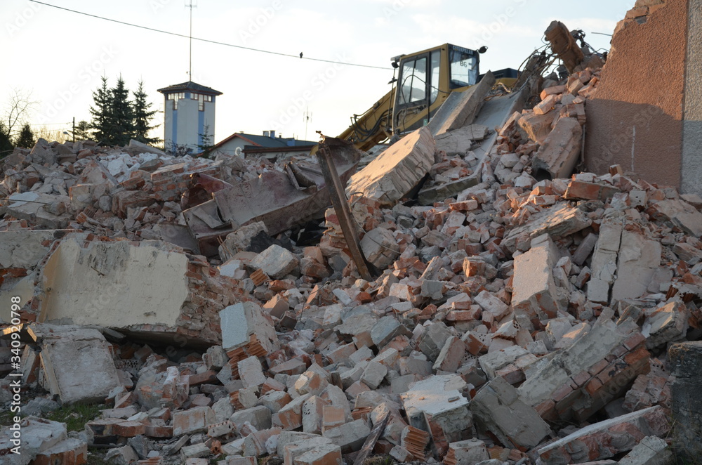 Fototapeta premium nalot , po bombach , ,gruzowisko , wyburzanie budynków , ,kataklizm , wojna ,po bombie , wyrwa , gruzowisko , po spaleniu ,, nalot , po bombie , kino Staszów , bombardowanie ,wyburzanie koparką