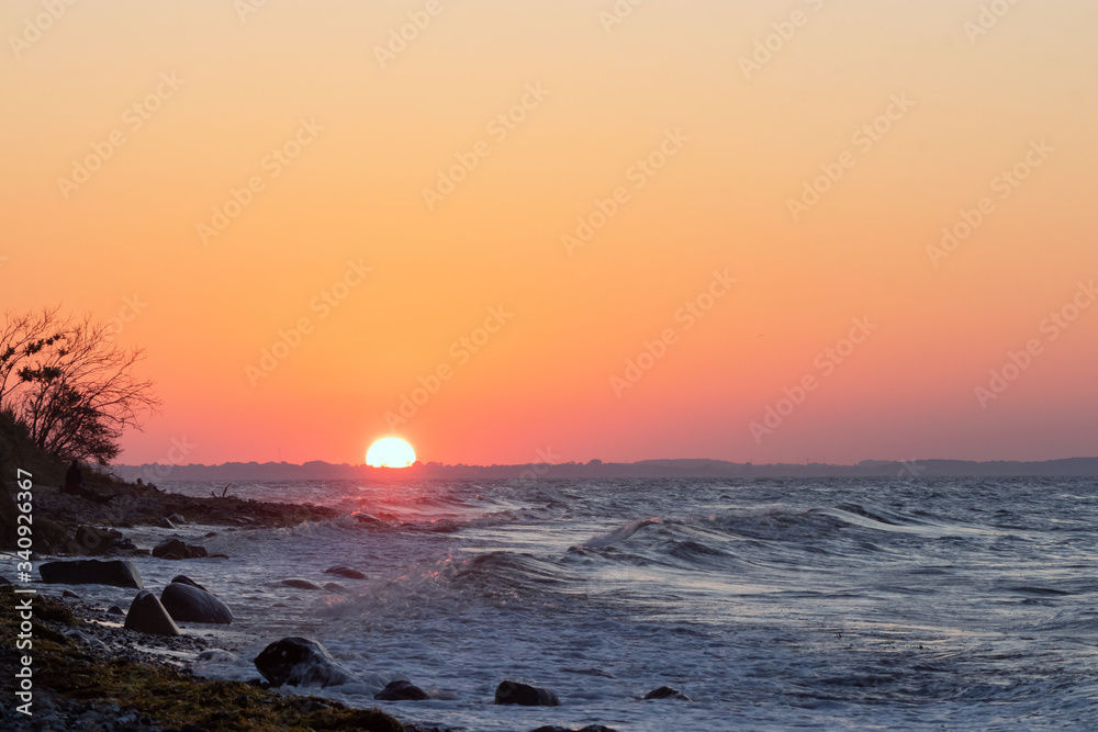 romantischer Sonnenuntergang am Meer, copy space