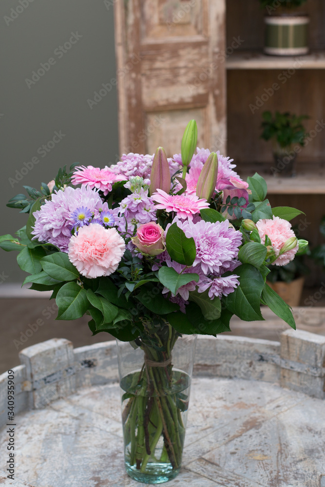 Fototapeta premium Flower bouquet in a vase in interior