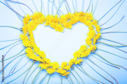 Tło - serce z żółtych kwiatów