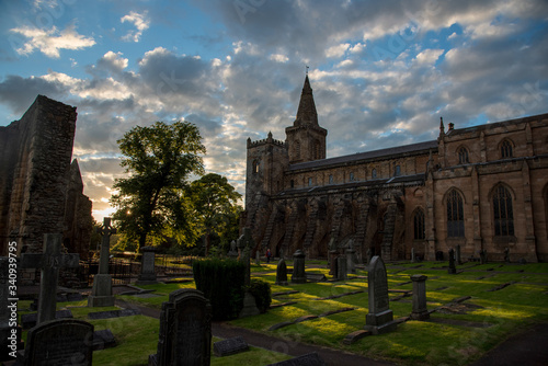 Kirche mit Friedhof