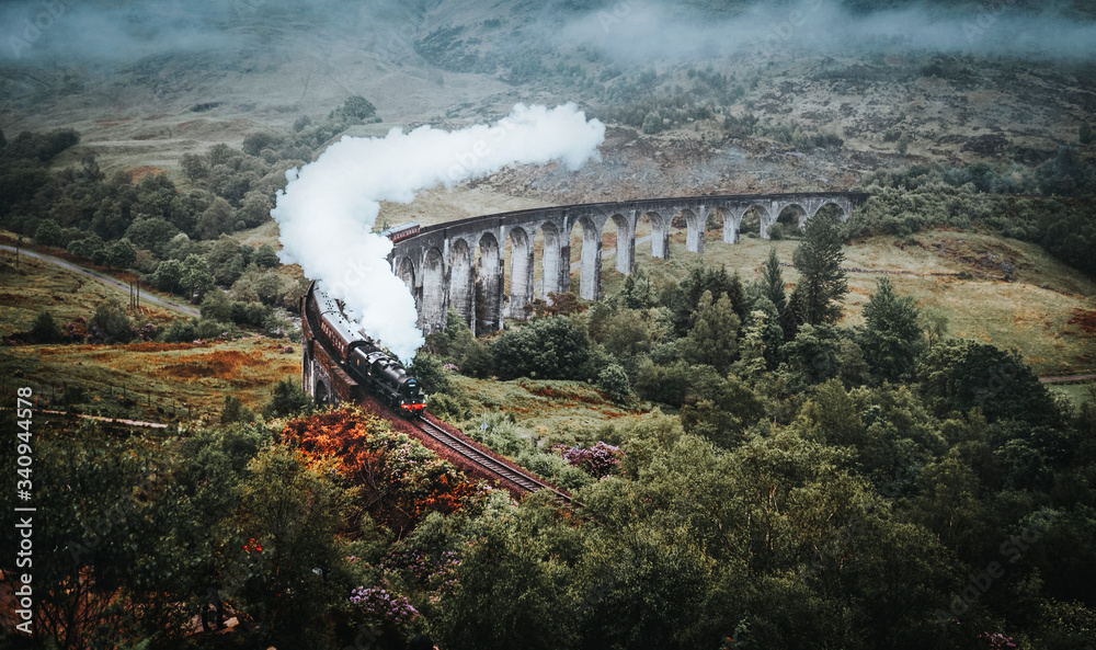 Fototapeta premium Glenfinnan Viaduct in Scotland