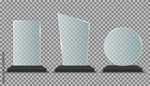 Glass award stand on transparent background. Acrylic trophy plate mockup. 3d blank glossy display on plastic table. Plexiglass badge for winner. Template panel for victory prize. vector illustration.