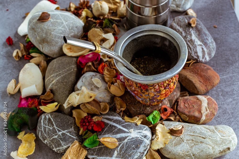 Bebida tradicional argentina mate con termo de acero inoxidable Bebida tradicional argentina mate con termo de acero inoxidable