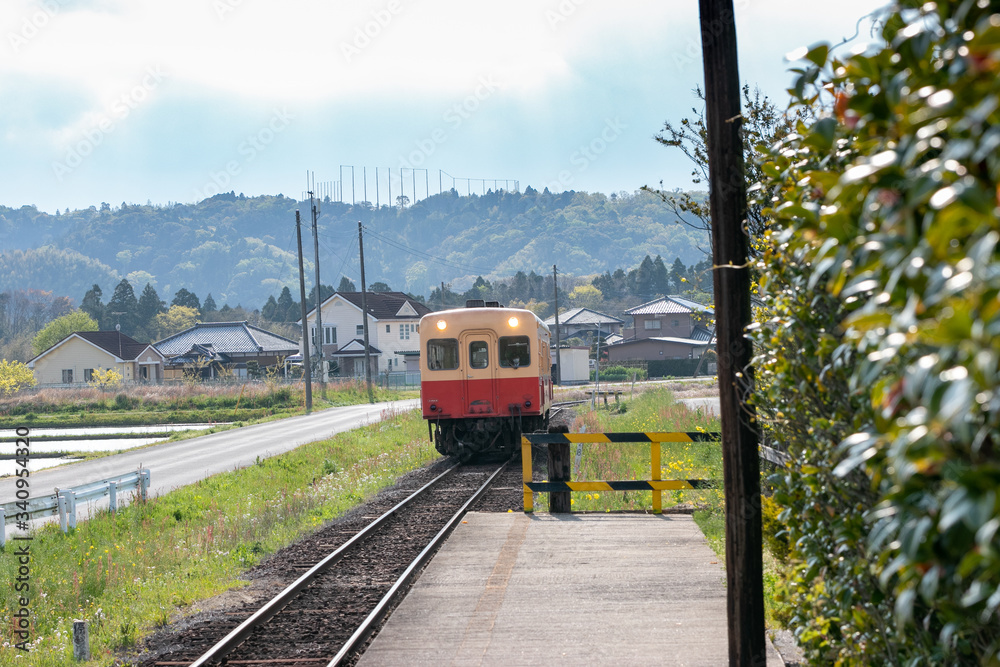 Obraz premium 上総川間駅付近の小湊鐵道 千葉県市原市 日本
