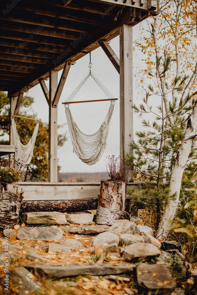 Obraz premium Se détendre à l'extérieur du chalet dans la forêt canadienne