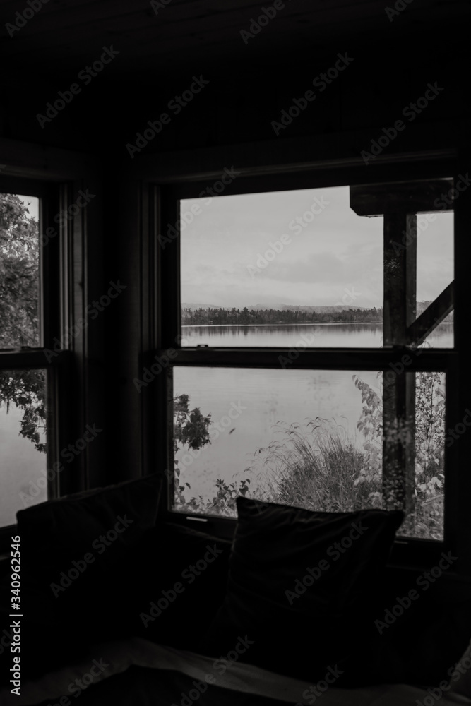 Vue sur le lac de l'intérieur du chalet Vue sur le lac de l'intérieur du chalet