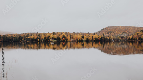 Fototapeta Naklejka Na Ścianę i Meble -  Paysage canadien en automne et reflet sur le lac