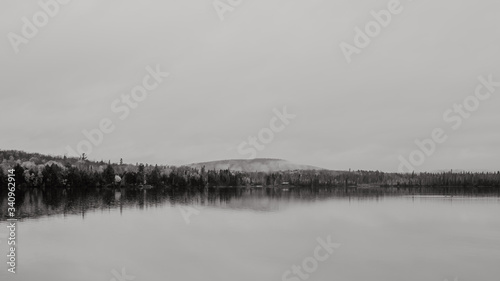 Paysage canadien en automne et reflet sur le lac