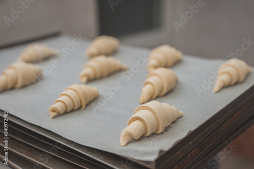 Obraz na płótnie The process of making croissants in a bakery. w salonie