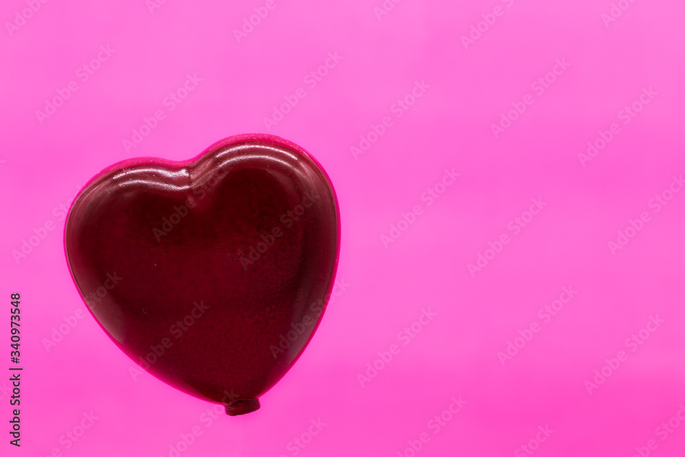 Fototapeta premium Valentine's Day love concept, single red heart on pink background. St. Valentine's Day concept background with copy space. Valentine's Day background