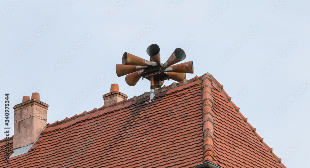 Siren alert to populations on the roof of a house Siren alert to populations on the roof of a house