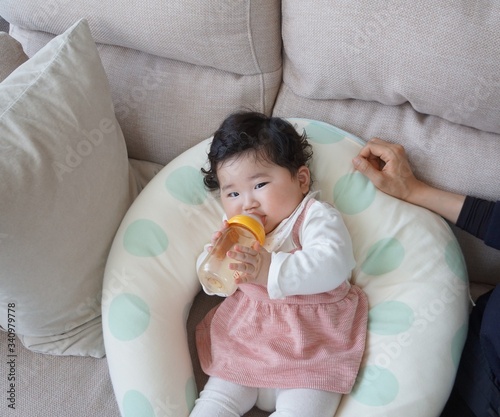 Fotografia 6 months old baby drinking milk. so cute.