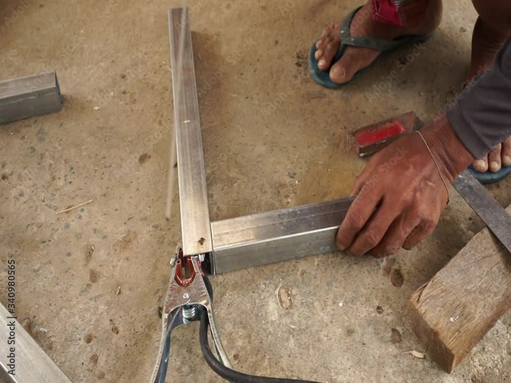 Men welding steel without using equipment to prevent accidents that may occur.