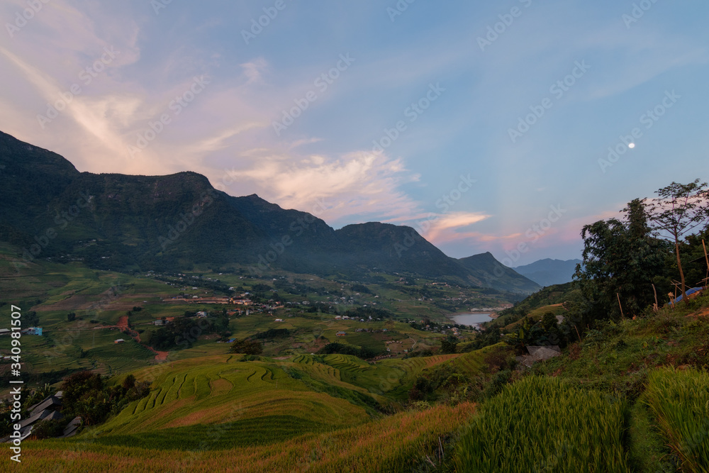 Paisaje de valle de arrozales al anochecer