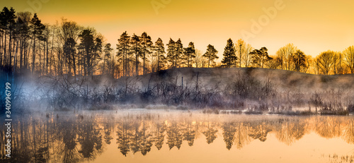 Wiosenny Mglisty Poranek Nad Stawem © Wojciech Lisiński