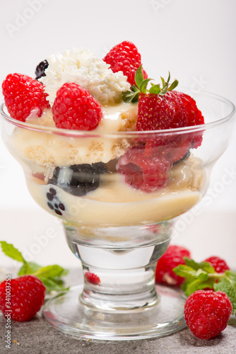 Fotografia Strawberry Shortcake with Raspberries and Blackberries