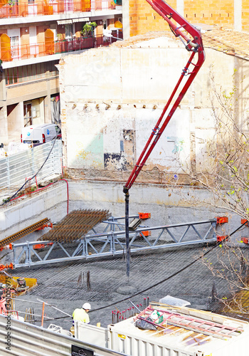 Vertido de hormigón en la construcción de un bloque de pisos en Barcelona, Catalunya, España, Europa 