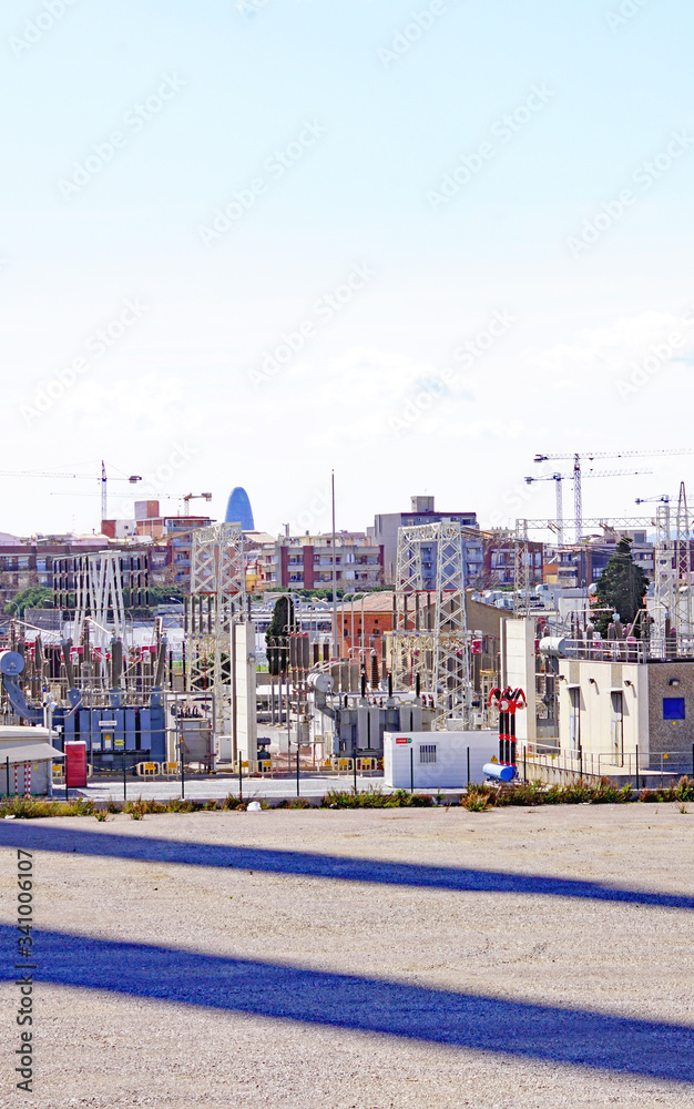 Fototapeta premium Central eléctrica en Sant Adriá del Besós junto a las tres chimeneas, Barcelona, Catalunya, España, Europa