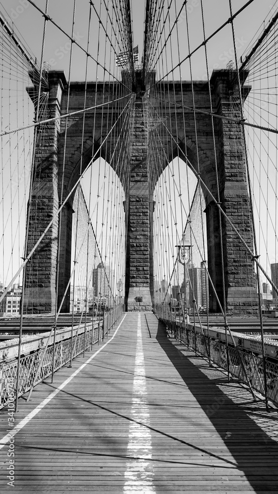 Fototapeta premium Black and Whit Brooklyn Bridge Boardwalk