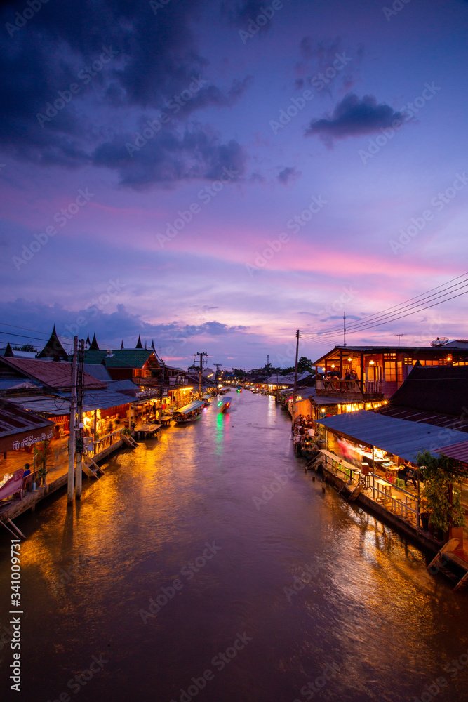 View of Amphawa Floating Market Towns and tourists walk shopping, eat and take pictures around the area. There are many restaurants in the area. Is one of the most popular floating markets in Thailand