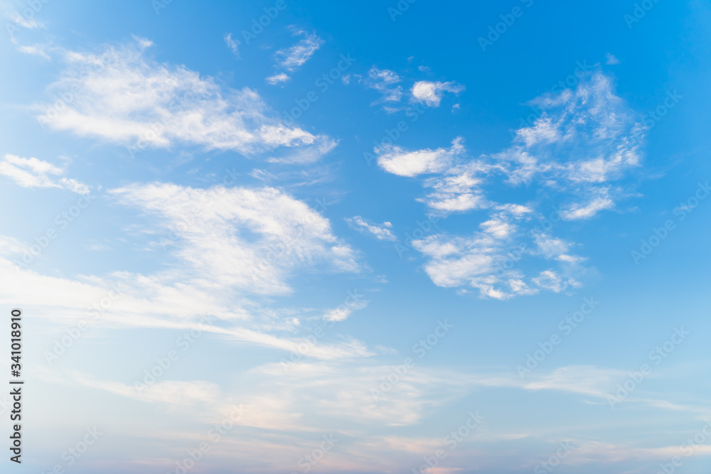 Obraz premium BLUE SKY CLEAR Beautiful Cloud Background Weather Beautiful Blue Sky Glowing Cloud Background Weather Weather Nature Sun Films Clouds at Thai-Malaysia Border.