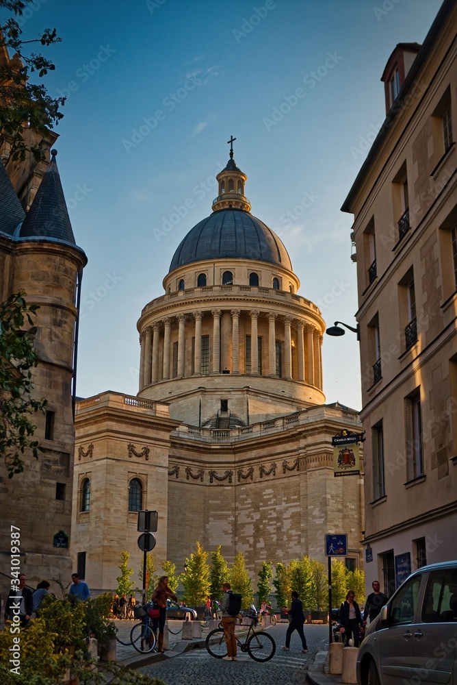 Obraz premium The Pantheon building in the Latin Quarter in Paris.