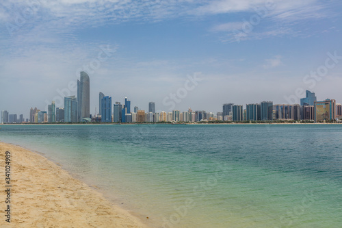 Skyline Abu Dhabi © jarek106