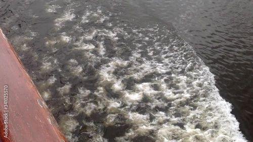 Estela de un barco en el río Volga, Rusia photo