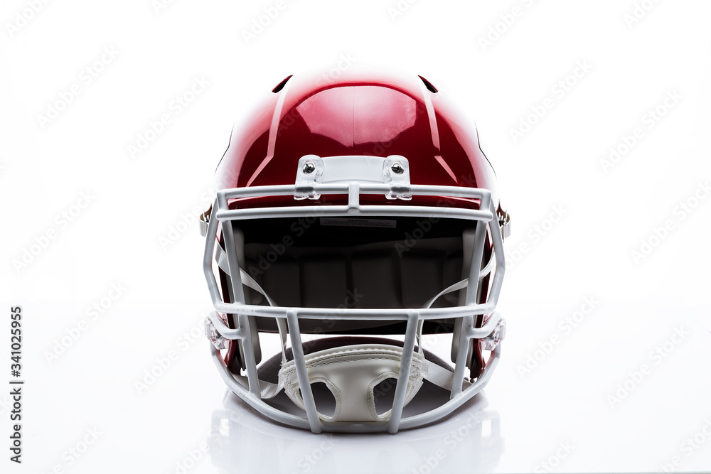 Fototapeta premium Casco de futbol americano color rojo sobre fondo blanco