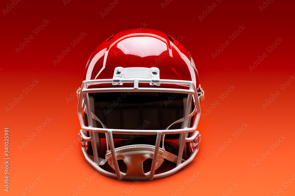 Casco de futbol americano color rojo sobre fondo rojo Stock Photo
