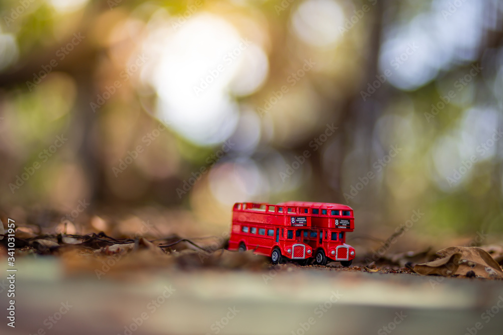 Φωτογραφία toys that represent two of the main symbols of the city of London, double-decker bus on blurred background