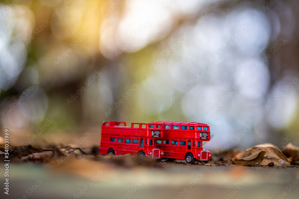 Φωτογραφία toys that represent two of the main symbols of the city of London, double-decker bus on blurred background