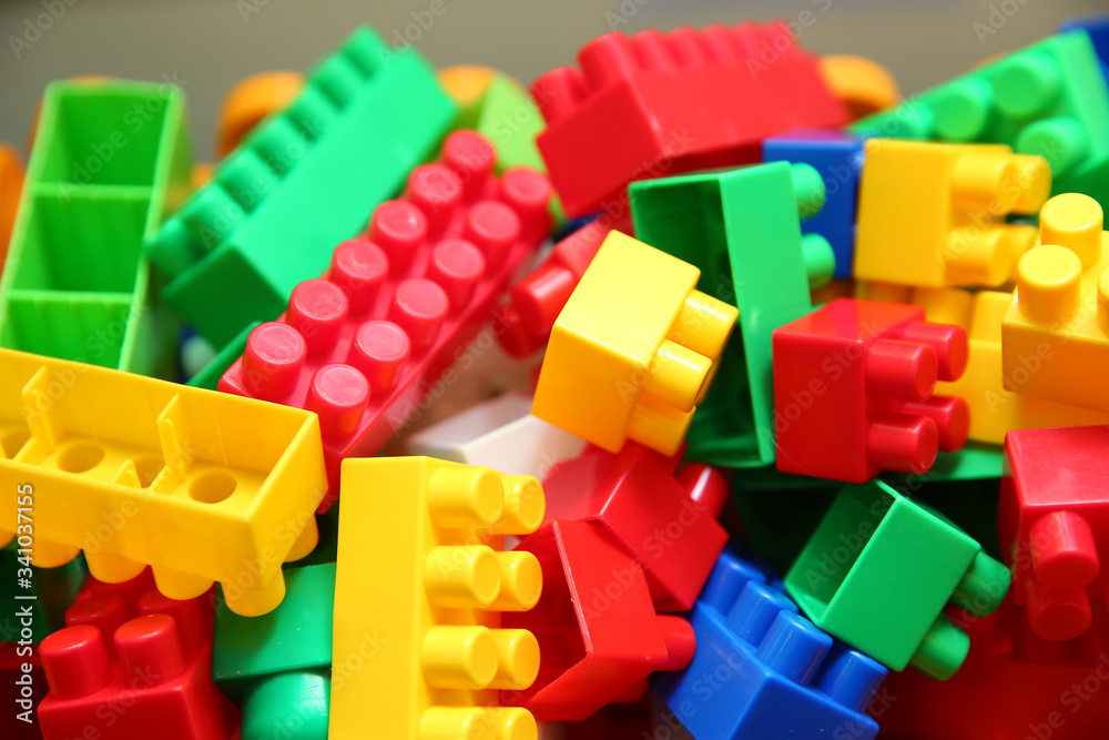 Naklejka premium block pieces can be assembled and connected in many ways, to construct objects vehicles, and buildings. Anything constructed can then be taken apart again, and the pieces used to make other object.