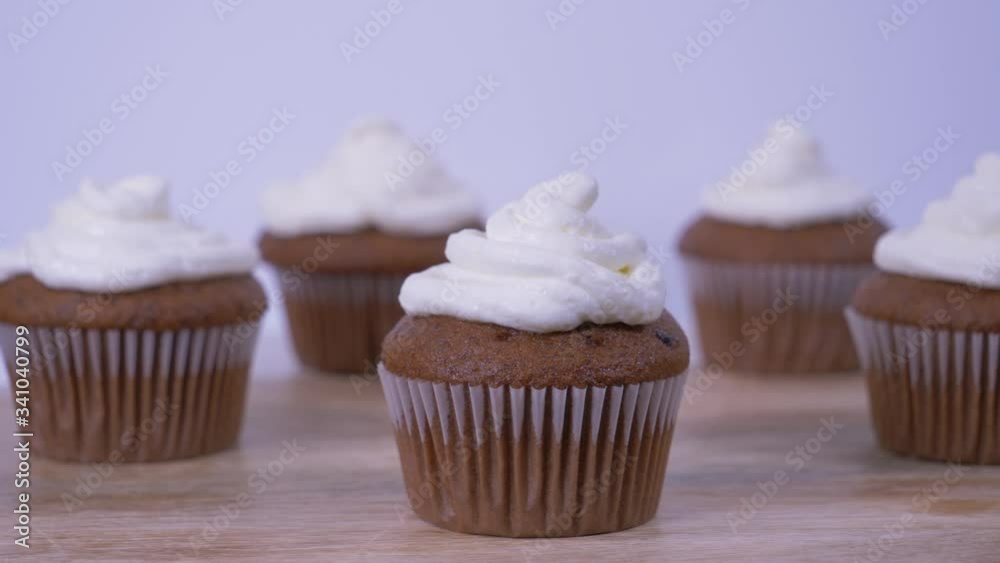 plain Cupcakes Rotating plain Cupcakes Rotating