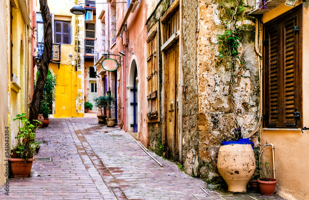 Fototapeta Kolorowe tradycyjne greckie serie - wąskie uliczki starego miasta Chania na wyspie Krecie